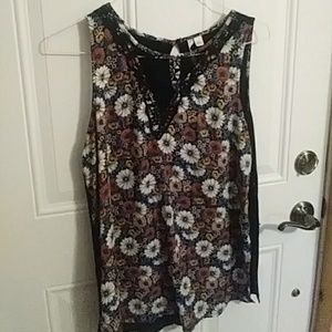 Sleeveless blouse with floral design